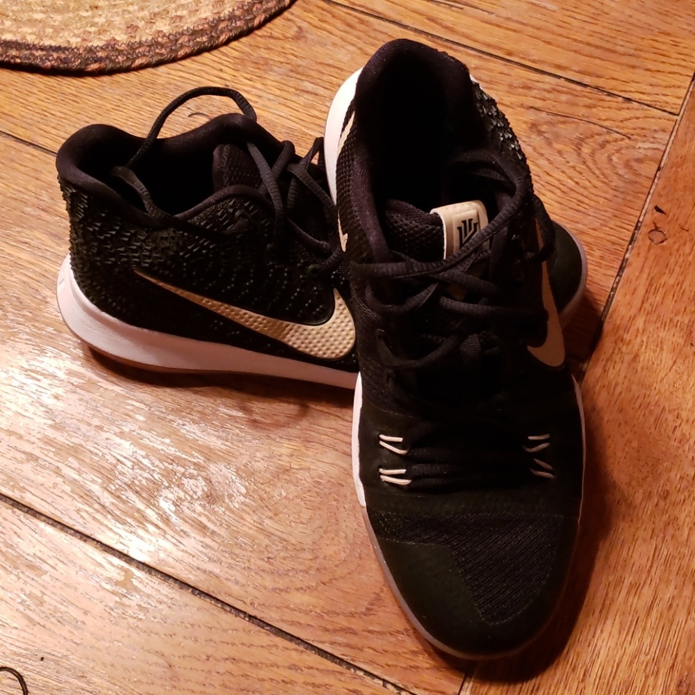 Kids basketball shoes